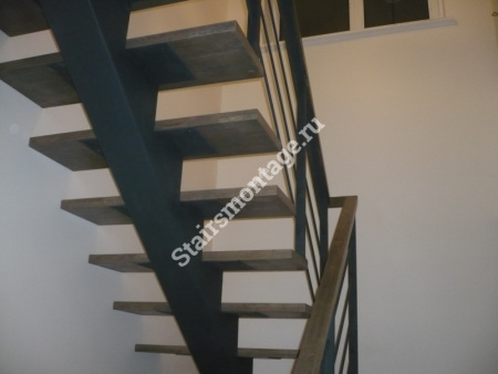 Металлическая лестница на монокосоуре, облицованная дубовыми ступенями № 192