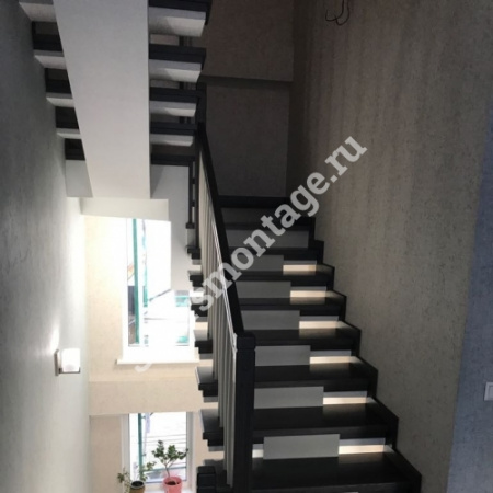 Лестница на заказ из бетона с облицовкой дубом и сосной П-образная № 61