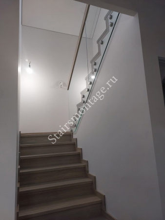 Лестница из бетона облицованная дубом № 220 Лестница из бетона облицованная дубом № 220