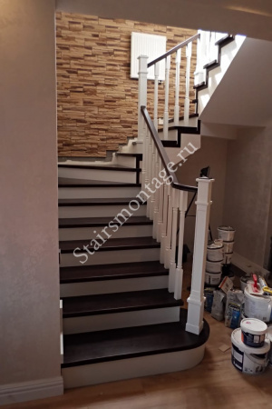 Бетонная лестница с квадратными столбами из дуба и изломами поручней № 181