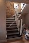 Бетонная лестница с квадратными столбами из дуба и изломами поручней № 181