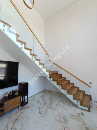 Бетонная лестница с облицовкой дубом № 216