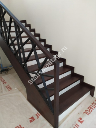 Лестница отделанная цельноламельным дубом № 174 Лестница отделанная цельноламельным дубом № 174