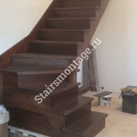 Лестница из сосны на заказ на косоурах № 36