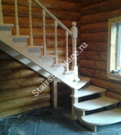 Лестница из сосны на заказ с забежными ступенями № 32 Лестница из сосны на заказ с забежными ступенями № 32