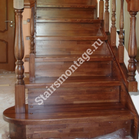 Лестница из сосны на заказ на косоурах № 31