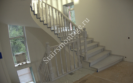 Отделка бетонной лестницы с гнутоклееным поручнем в Конаково
