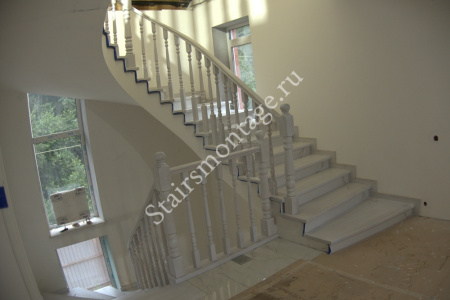 Бетонная лестница с изогнутым поручнем в классическом стиле № 186