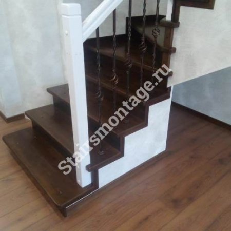 Металлическая лестница отделанная дубом в двухуровневую квартиру №110