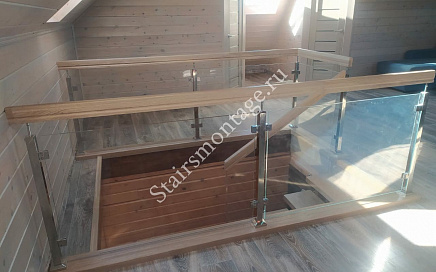 Отделка металлической лестницы с ограждением из стекла в деревне Сонино