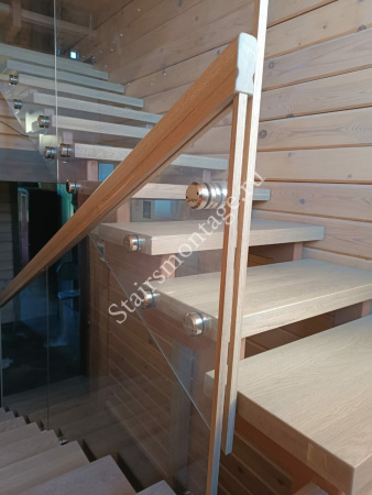 П-образная лестница с площадкой и ограждением из стекла № 175