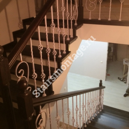 Лестница на заказ из бетона с облицовкой дубом П-образная № 58