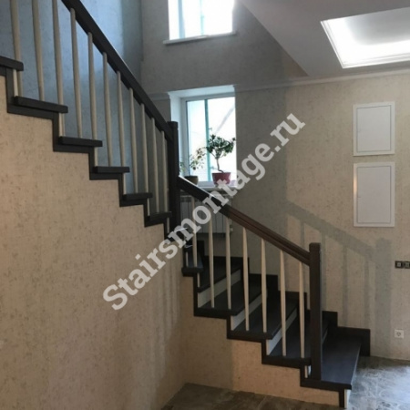Лестница на заказ из бетона облицованная дубом и сосной Г-образная № 60