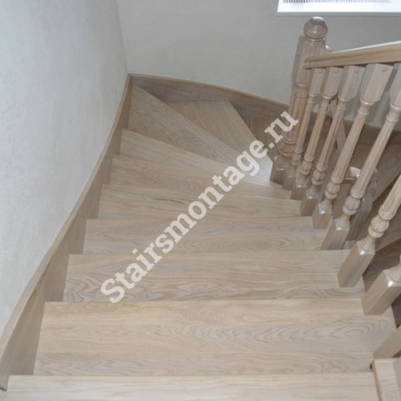 Лестница на заказ из бетона с облицовкой дубом и сосной № 96