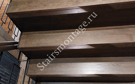 Отделка металлической лестницы в загородном доме в д. Прохорово