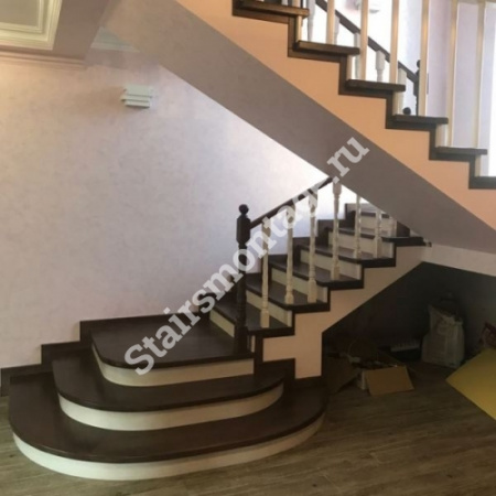 Лестница на заказ из бетона с облицовкой дубом и сосной № 102