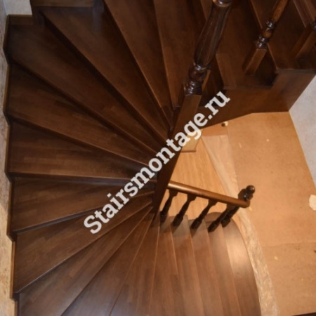 П-образная лестница на заказ из бетона отделанная дубом и сосной № 141 П-образная лестница на заказ из бетона отделанная дубом и сосной № 141