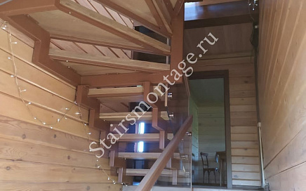 Отделка металлической лестницы с ограждением из стекла в деревне Сонино