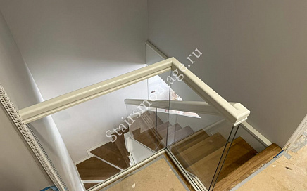 Металлическая лестница в двухуровневой квартире в ЖК Зорге