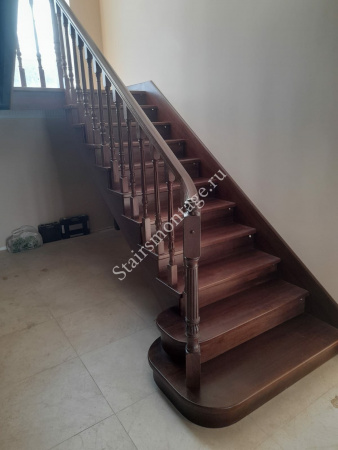 Двухмаршевая П-образная лестница с площадкой № 178