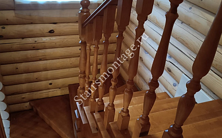 Деревянная лестница с забежными ступенями в СНТ Москворечье