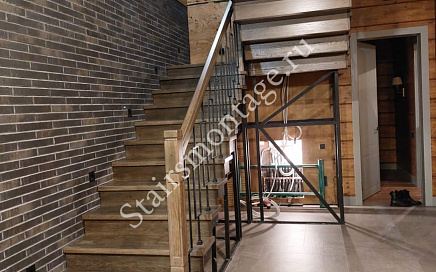 Отделка металлической лестницы в загородном доме в д. Прохорово