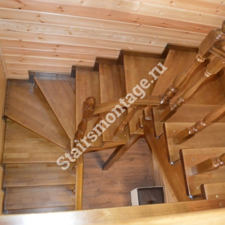 Лестница из сосны на заказ с поворотными участками № 55 Лестница из сосны на заказ с поворотными участками № 55