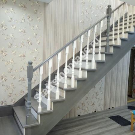 Деревянная лестница из дуба и сосны в загородном доме №109