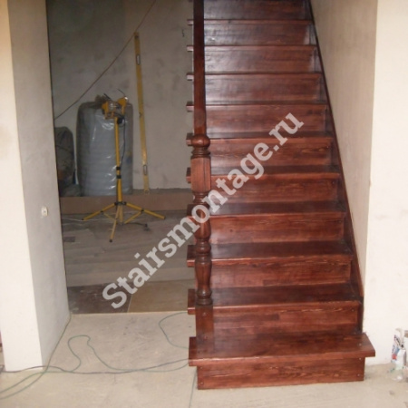 Лестница из сосны на заказ на косоурах № 31