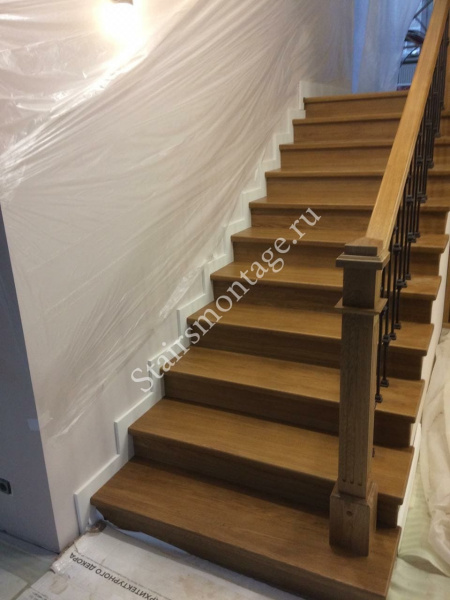 П-образная лестница, поворот на 180 градусов, с площадкой и четырьмя поворотными ступенями № 187