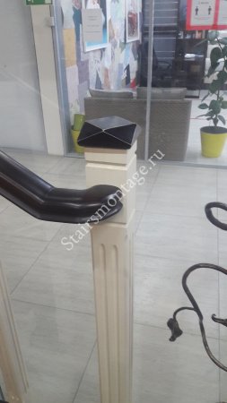 Бетонная лестница с квадратными столбами из дуба и изломами поручней № 181