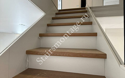 Металлическая лестница в двухуровневой квартире в ЖК Зорге