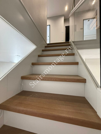 Лестница на металлическом каркасе с обшивкой дубом на заказ № 218 Лестница на металлическом каркасе с обшивкой дубом на заказ № 218