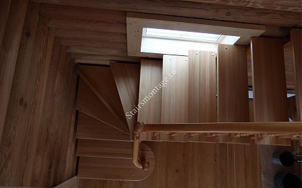 Деревянная лестница в СНТ Холмы