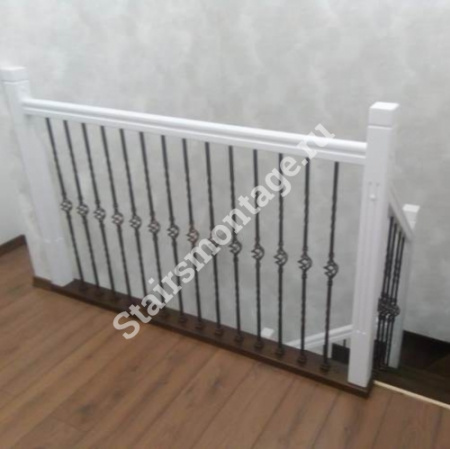 Металлическая лестница отделанная дубом в двухуровневую квартиру №110