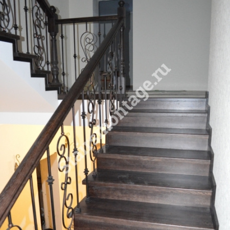 Лестница на заказ из бетона отделанная дубом № 69