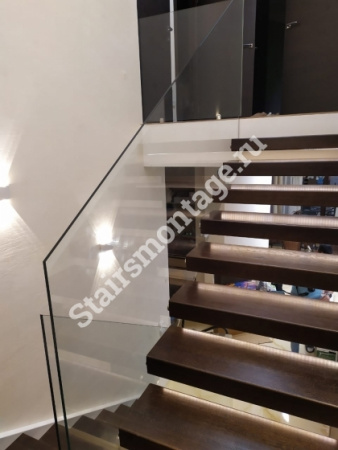 Консольная лестница отделанная дубом № 149