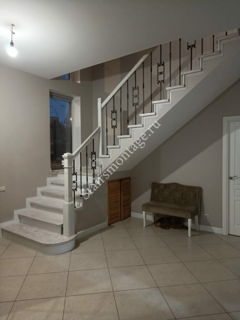 Г-образная лестница с поворотом 90 градусов и двумя поворотными ступенями № 173