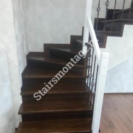 Металлическая лестница отделанная дубом в двухуровневую квартиру №110