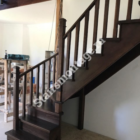 Лестница из сосны на заказ на косоурах № 36