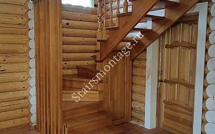 Деревянная лестница с забежными ступенями в СНТ Москворечье