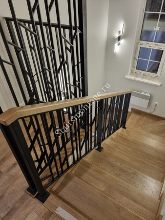 Поворотная лестница на 180 градусов с четырьмя поворотными ступенями № 182