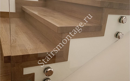 Отделка бетонной лестницы с ограждением из стекла в загородном доме в Николо-Черкизово