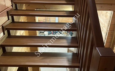 Лестница из сосны в загородном доме в Пушкино