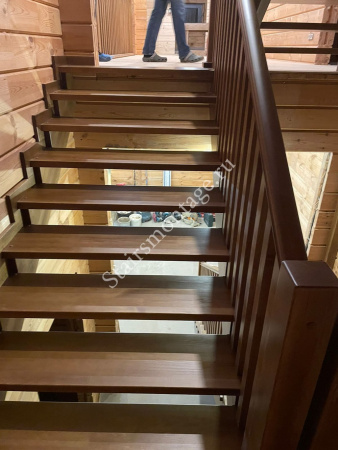 Лестница из сосны с поворотом 180 градусов и площадкой № 209 Лестница из сосны с поворотом 180 градусов и площадкой № 209