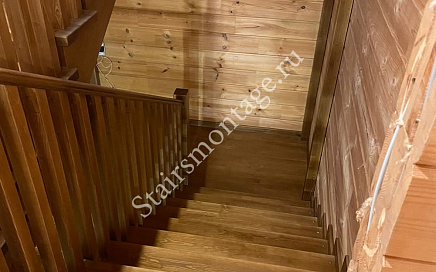 Лестница из сосны в загородном доме в Пушкино