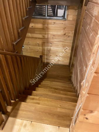 Лестница из сосны с поворотом 180 градусов и площадкой № 209 Лестница из сосны с поворотом 180 градусов и площадкой № 209