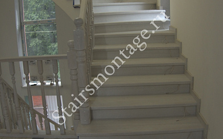 Отделка бетонной лестницы с гнутоклееным поручнем в Конаково
