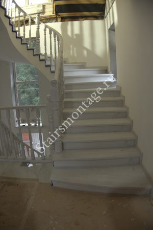 Бетонная лестница с изогнутым поручнем в классическом стиле № 186