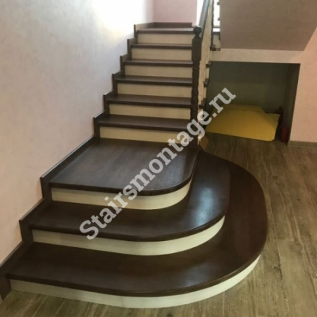 Лестница на заказ из бетона с облицовкой дубом и сосной № 102